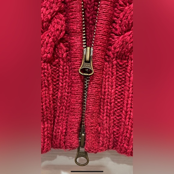 GAP cardigan dark red sweater. Double zipper….cuffed sleeves. Size M. Pockets. - Picture 6 of 13